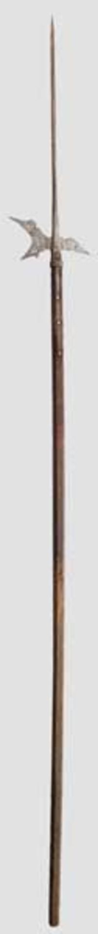 Helmbarte, deutsch um 1600   Schlanke Vierkant-Stoßspitze, Blatt mit Kerbdekor und punktförmigen