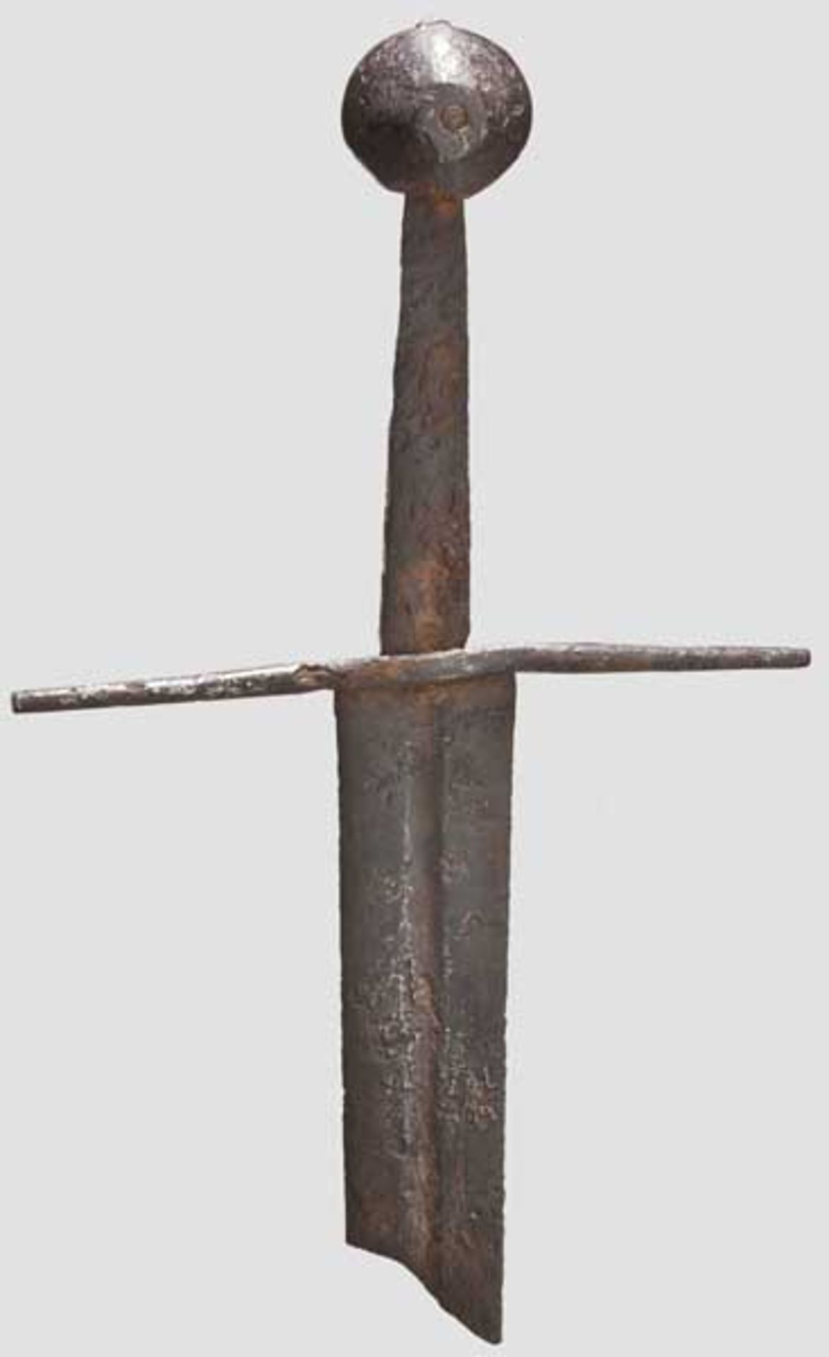 Fragment eines ritterlichen Schwertes um 1300   Die flache breite (5,7 cm), zweischneidige Klinge - Bild 2 aus 2