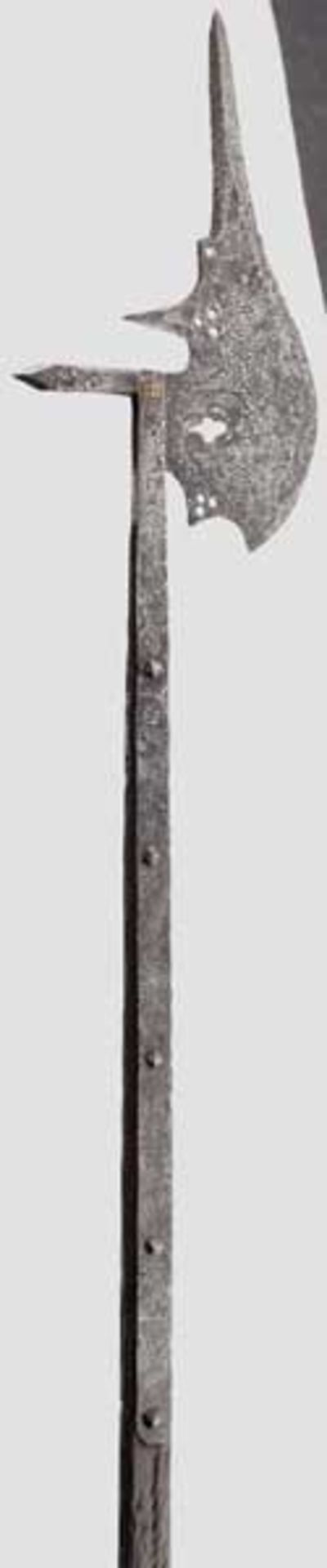 Spätgotische Helmbarte, süddeutsch um 1500   Leicht geschwungenes Blatt mit kräftiger, beidseitig - Bild 2 aus 4