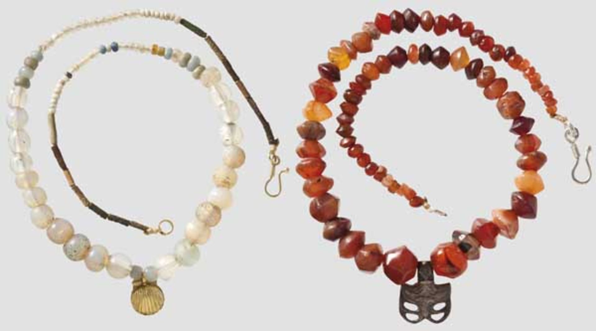 Zwei Halsketten, römisch, 2.- 4. Jhdt.   Jeweils verlaufend zusammengestellte Kette aus runden Glas-
