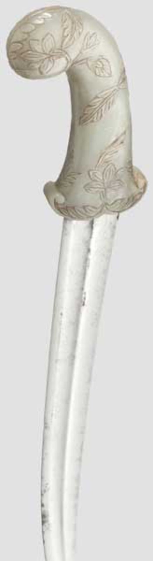 Jadedolch, China, Qing-Dynastie, 18. Jhdt.   Beidseitig doppelt gekehlte Rückenklinge mit floral - Bild 3 aus 4