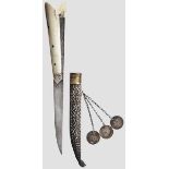 Kreta-Messer, 19. Jhdt.   Einschneidige Keilklinge, vernietete Beingriffschalen mit ornamentierter