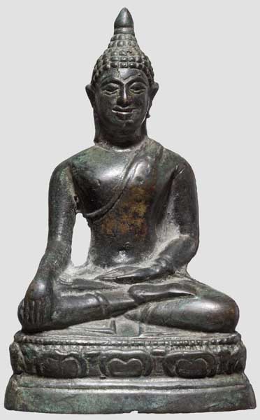 Thronender Buddha, Kambodscha, 18./19. Jhdt.   Bronze mit grünlicher Alterspatina. Hohl gegossene