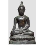 Thronender Buddha, Kambodscha, 18./19. Jhdt.   Bronze mit grünlicher Alterspatina. Hohl gegossene