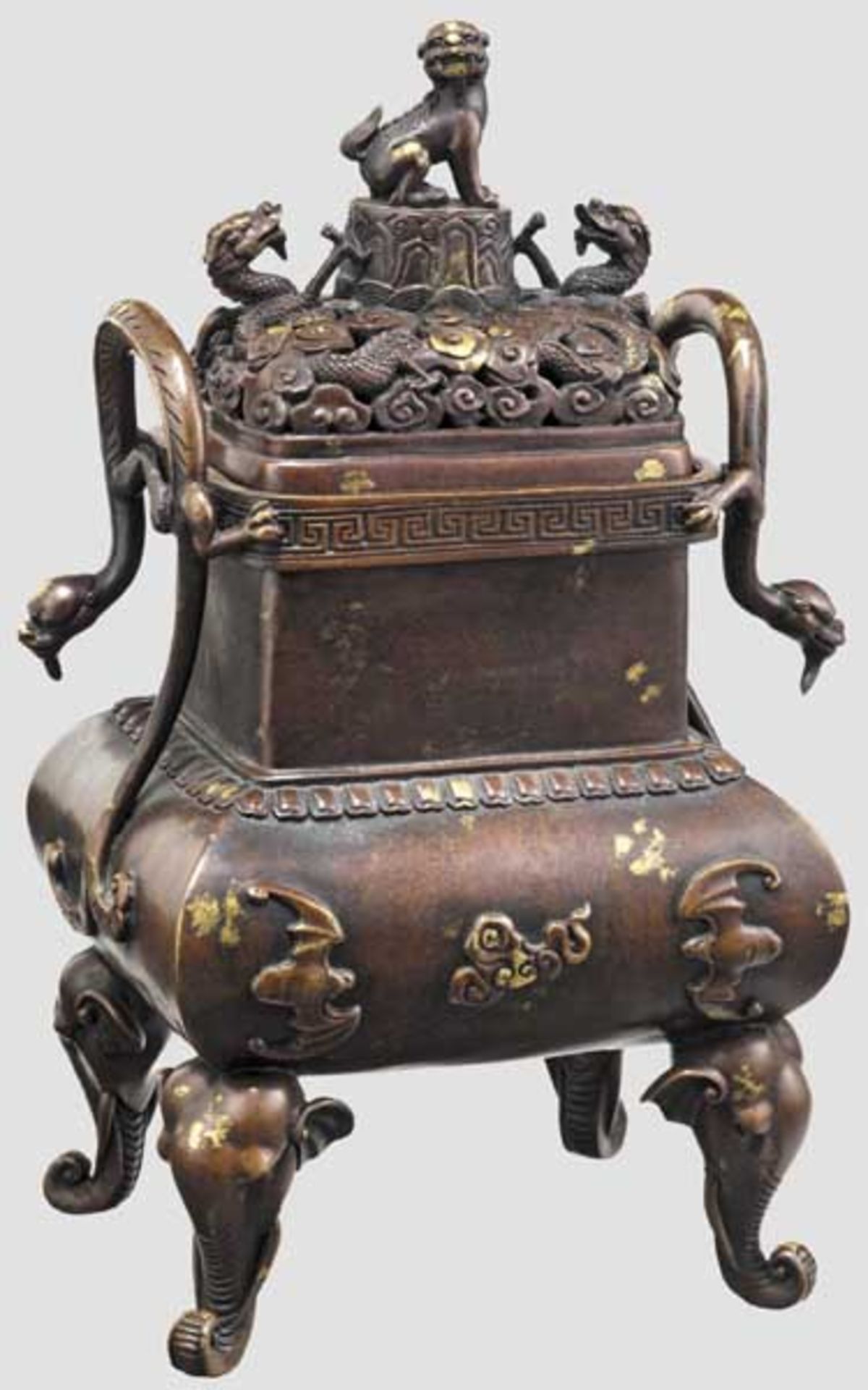 Räuchergefäß, China, 20. Jhdt.   Hohes Bronzegefäß mit ausladendem, auf vier Füßen in Form von