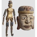 Hölzerne Gliederpuppe und Maske, China, 19./20. Jhdt.   Fein aus Holz geschnitzte weibliche Puppe