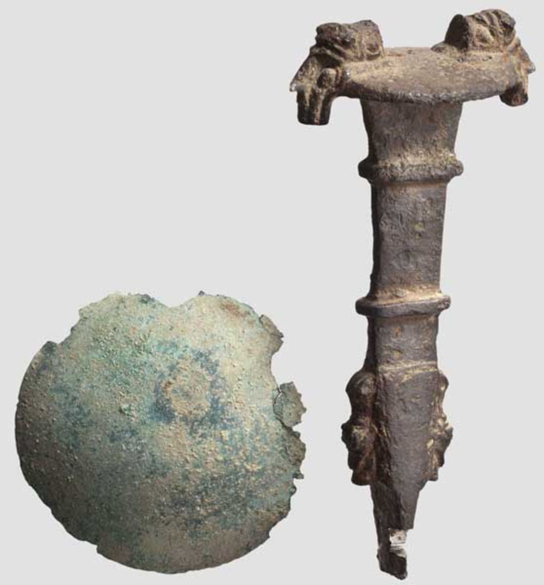 Oberteil eines Maskengriffschwerts, Luristan", 800 - 600 v. Chr., dazu eine Bronzephalere  " Griff