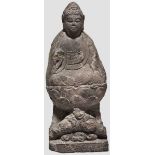 Steinerne Buddha-Skulptur, China, Tang-Periode   Einteilig gearbeitete Figur aus dunkelgrauem Stein,