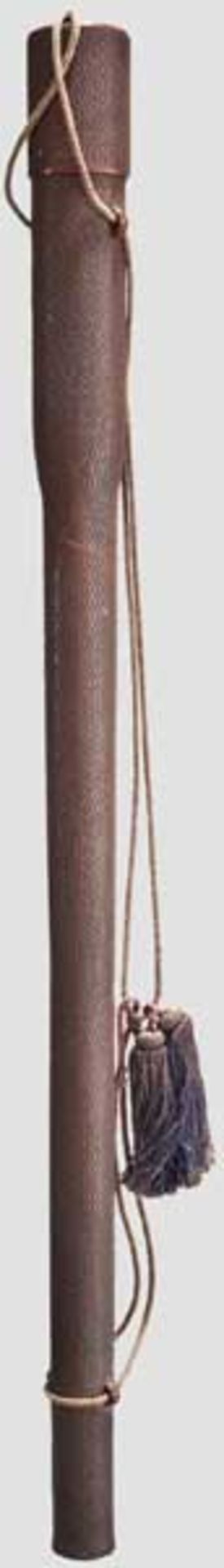 Pfeilköcher, Japan, Meiji-/Taisho-Periode   Tubus und Stülpdeckel aus geprägtem Pappmaché, rot