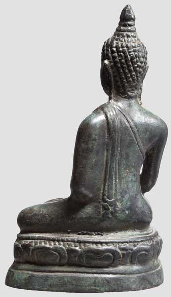 Thronender Buddha, Kambodscha, 18./19. Jhdt.   Bronze mit grünlicher Alterspatina. Hohl gegossene - Bild 2 aus 3