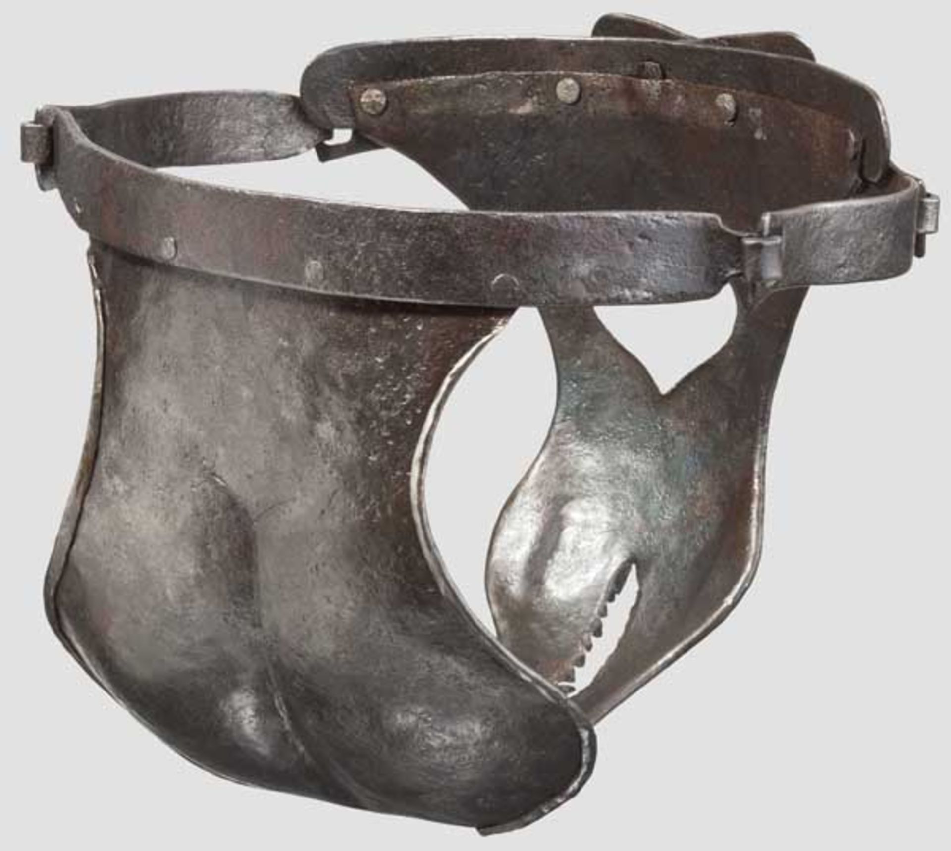 Keuschheitsgürtel, Sammleranfertigung im Stil des 17. Jhdts.   Vernietetes Eisenblech. Unterseitig - Bild 2 aus 2