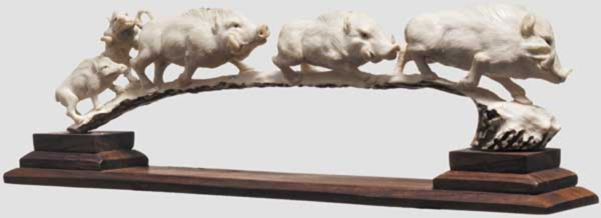 Geschnitzte Wildschweingruppe aus Hirschhorn, Odenwald um 1900   Aus einer Geweihstange