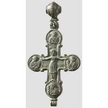 Bronzenes Enkolpion mit Figuren, spätbyzantinisch, 12. - 13. Jhdt.   Bronzenes Reliquiarkreuz aus