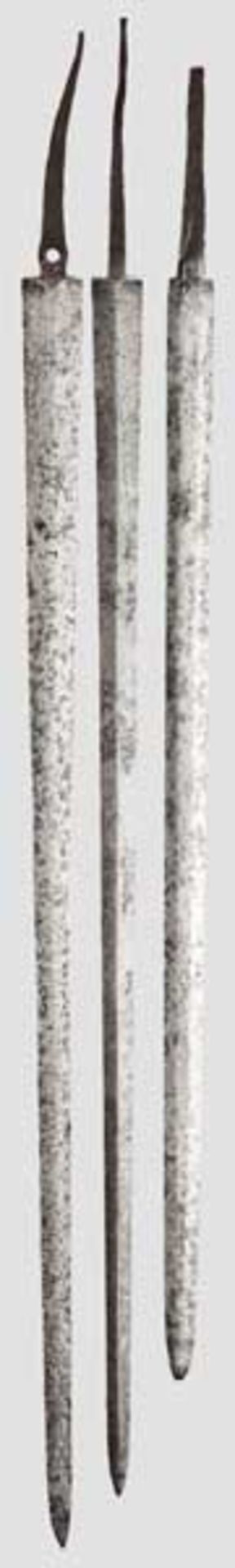 Drei Felddegenklingen, 18. Jhdt.   Unterschiedlich lange, zweischneidige Klingen mit konischen (