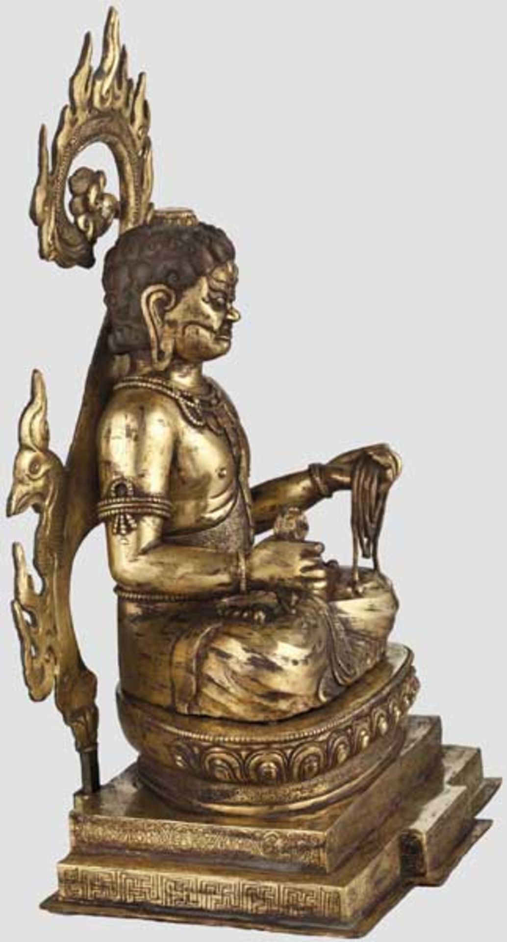 Feuervergoldete Bronze des Fudo Myoo, sinotibetisch, 19. Jhdt.   Vollplastische Figur des - Bild 2 aus 4