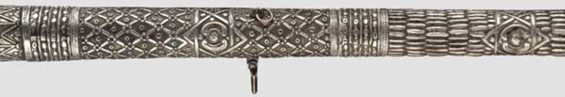 Silbermontiertes Luxus-Miqueletgewehr (Boilia), balkantürkisch, datiert 1806   Älterer achtkantiger, - Bild 7 aus 7