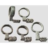 Fünf Schlüsselfingerringe, römisch, 2. - 3. Jhdt.   Bronzeringe mit Bärten für Schubriegel. Alle mit