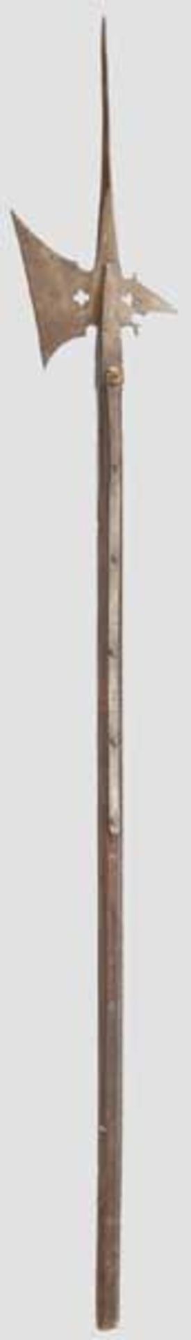 Helmbarte, schweizerisch, Mitte 16. Jhdt.   Kräftige, vierkantige Stoßspitze, Axtblatt mit Vierpass-