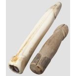 Zwei Dildos, Japan bzw. China um 1900   Jeweils aus Bein bzw. Holz naturalistisch geschnitzt. Das