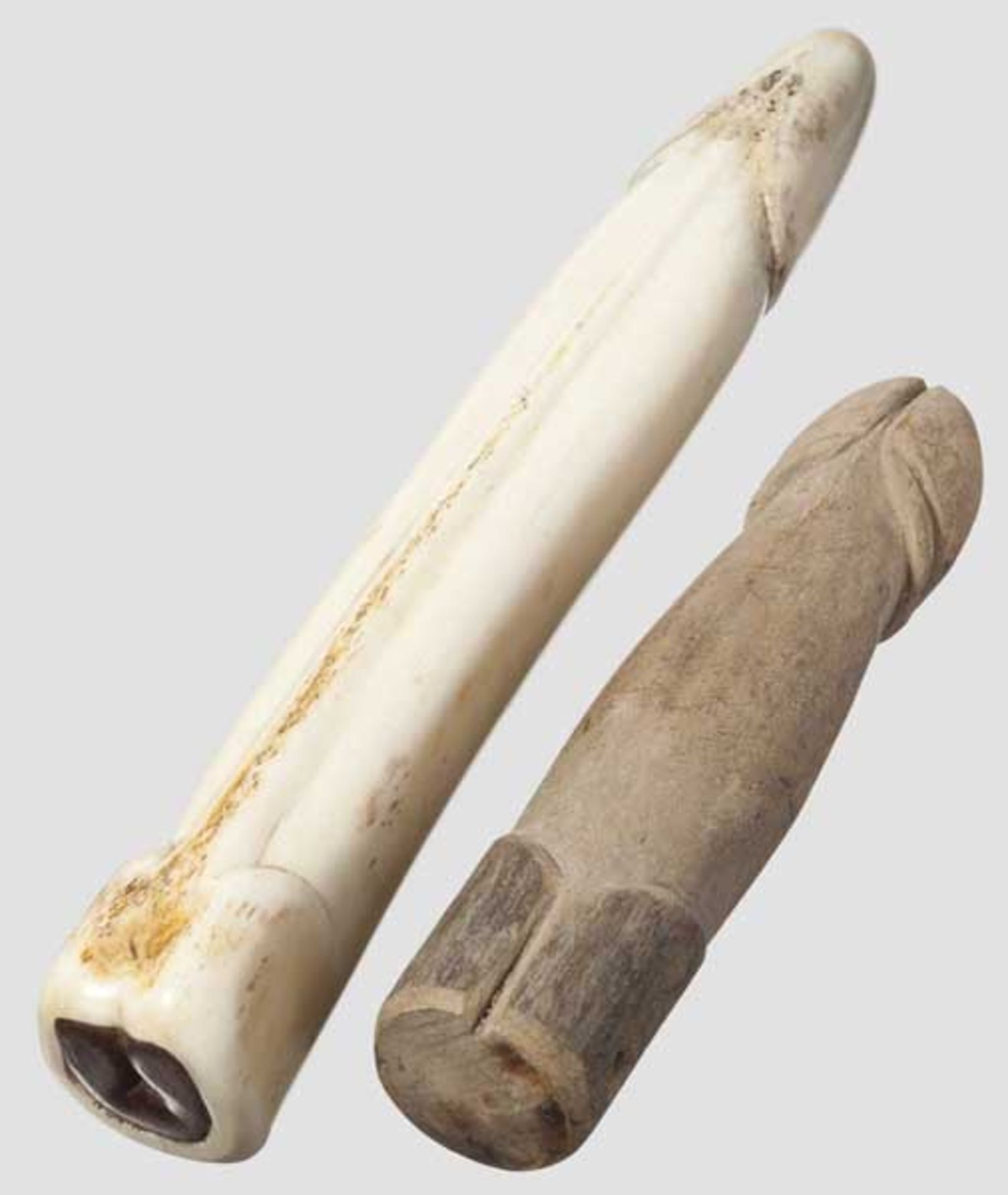 Zwei Dildos, Japan bzw. China um 1900   Jeweils aus Bein bzw. Holz naturalistisch geschnitzt. Das
