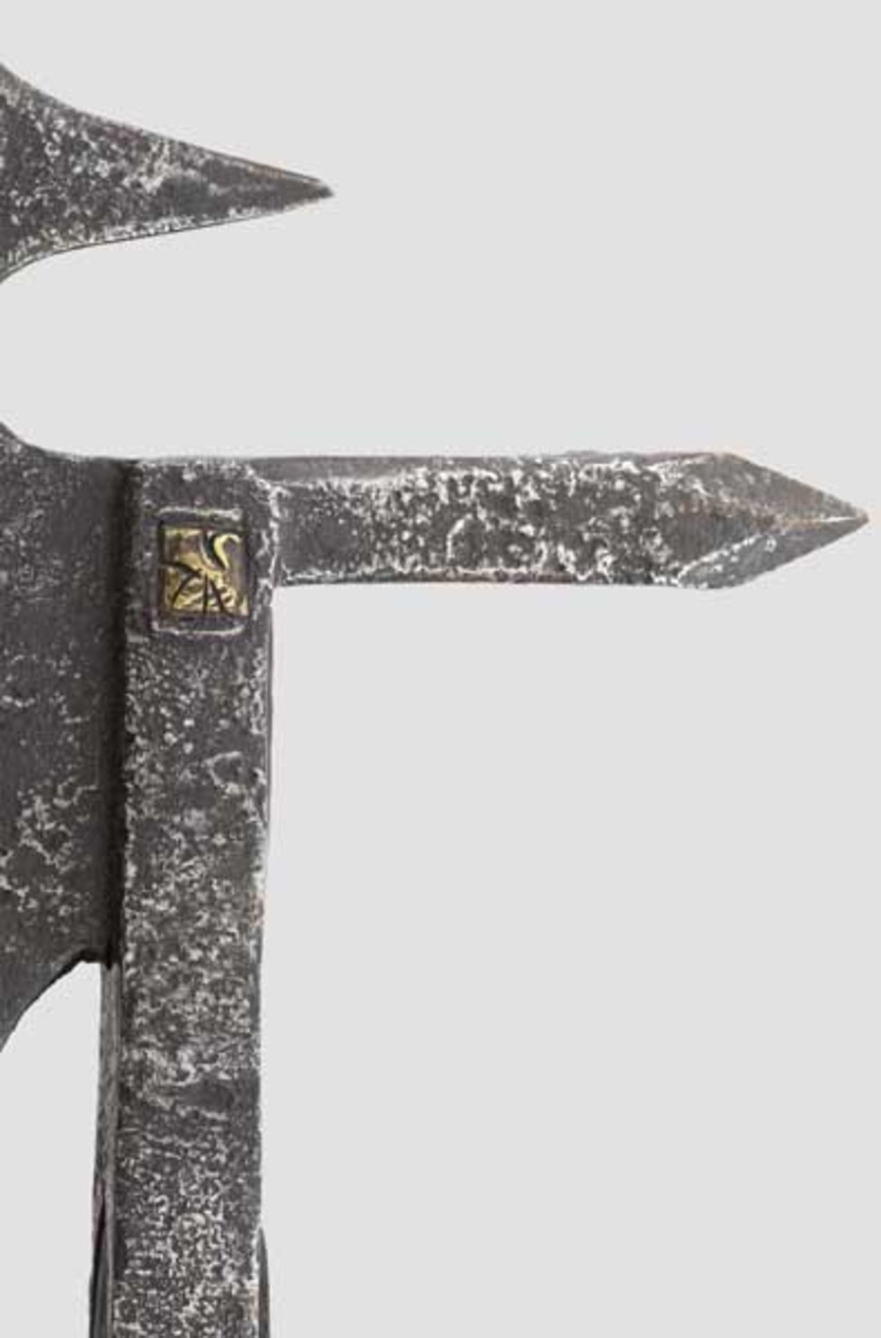 Spätgotische Helmbarte, süddeutsch um 1500   Leicht geschwungenes Blatt mit kräftiger, beidseitig - Bild 3 aus 4