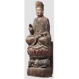 Buddhistische Holzfigur, China, 16./17. Jhdt.   Einteilig gearbeitete, dreiviertelplastische Figur