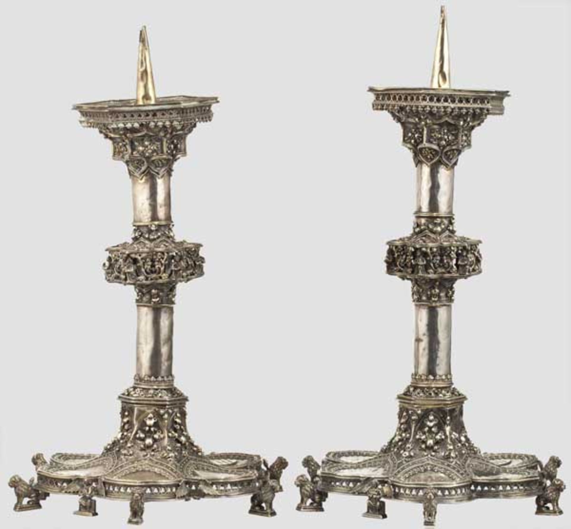Ein Paar bedeutende silberne Dornleuchter im gotischen Stil, deutsch um 1860   Silber, - Bild 8 aus 8