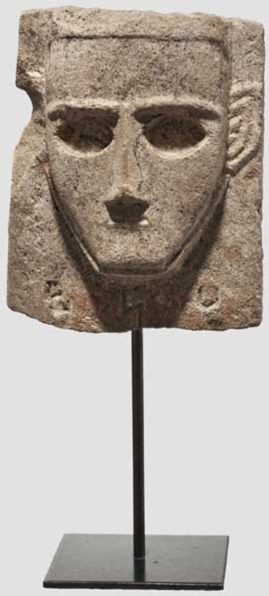 Kopfstele aus Kalkstein, sabäisch, 3. - 1. Jhdt. v. Chr.   Oberer Teil einer Stele mit Darstellung