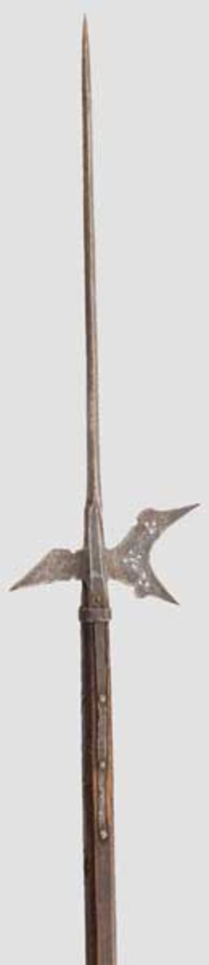 Helmbarte, deutsch um 1600   Schlanke Vierkant-Stoßspitze, Blatt mit Kerbdekor und punktförmigen - Bild 2 aus 3