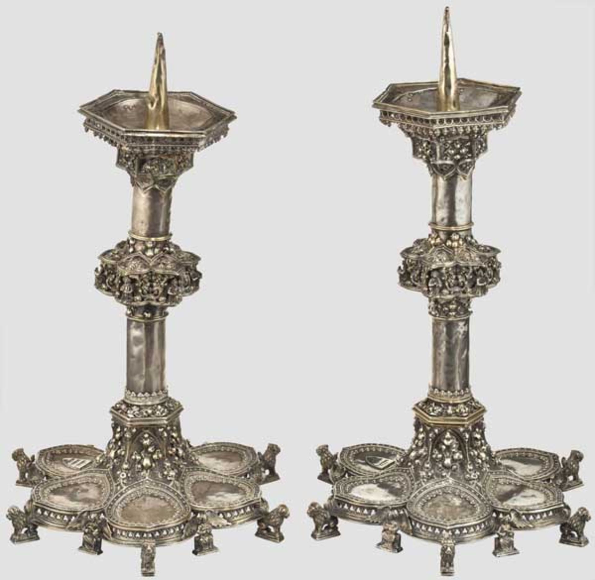 Ein Paar bedeutende silberne Dornleuchter im gotischen Stil, deutsch um 1860   Silber, - Bild 7 aus 8
