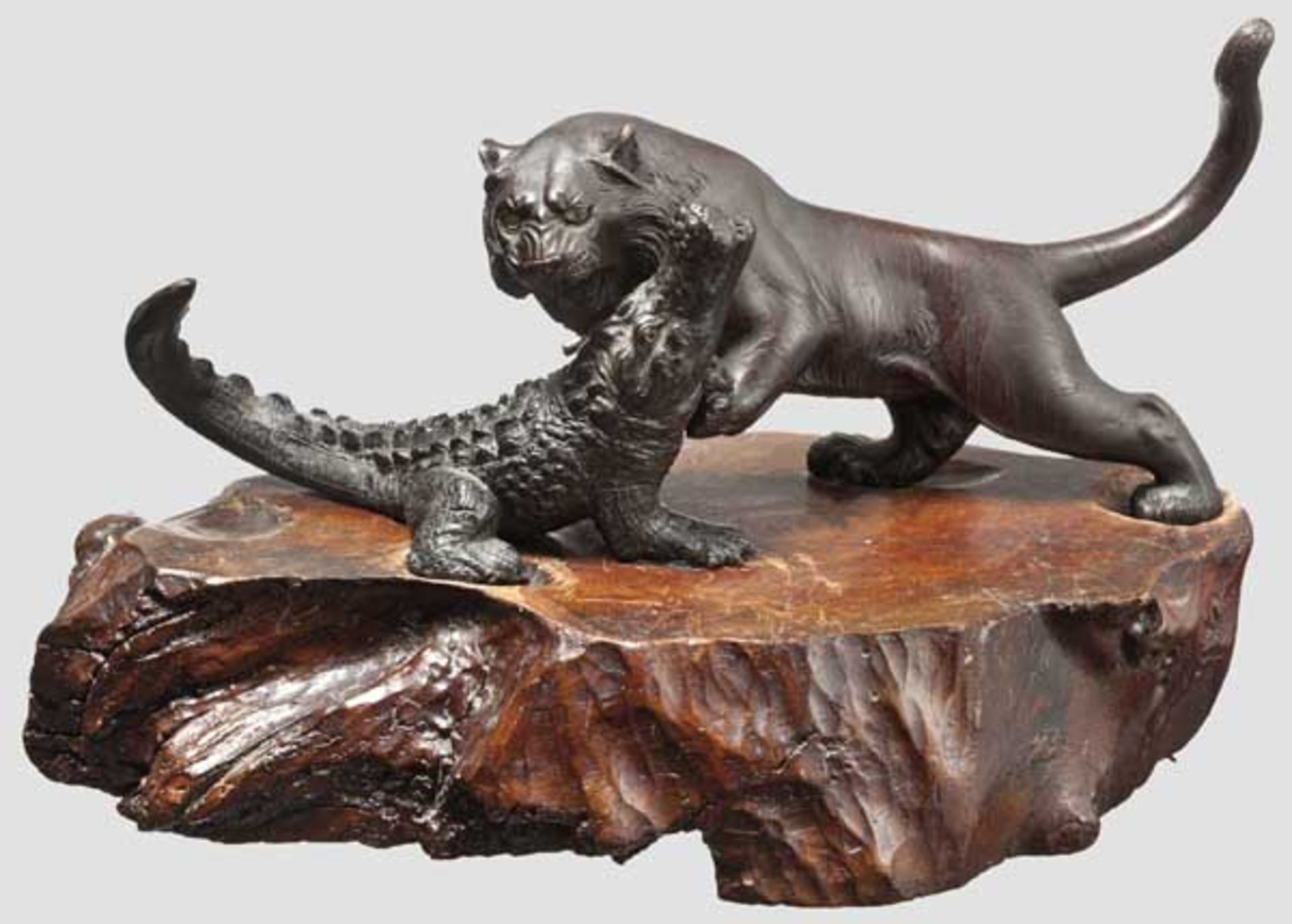 Figurengruppe Tiger und Krokodil, Japan, Meiji-Periode   Darstellung eines Tigers im Kampf mit einem