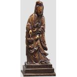 Geschnitzte Figur der Guanyin, China, 19. Jhdt.   Aus braunem Horn fein geschnitzte, partiell