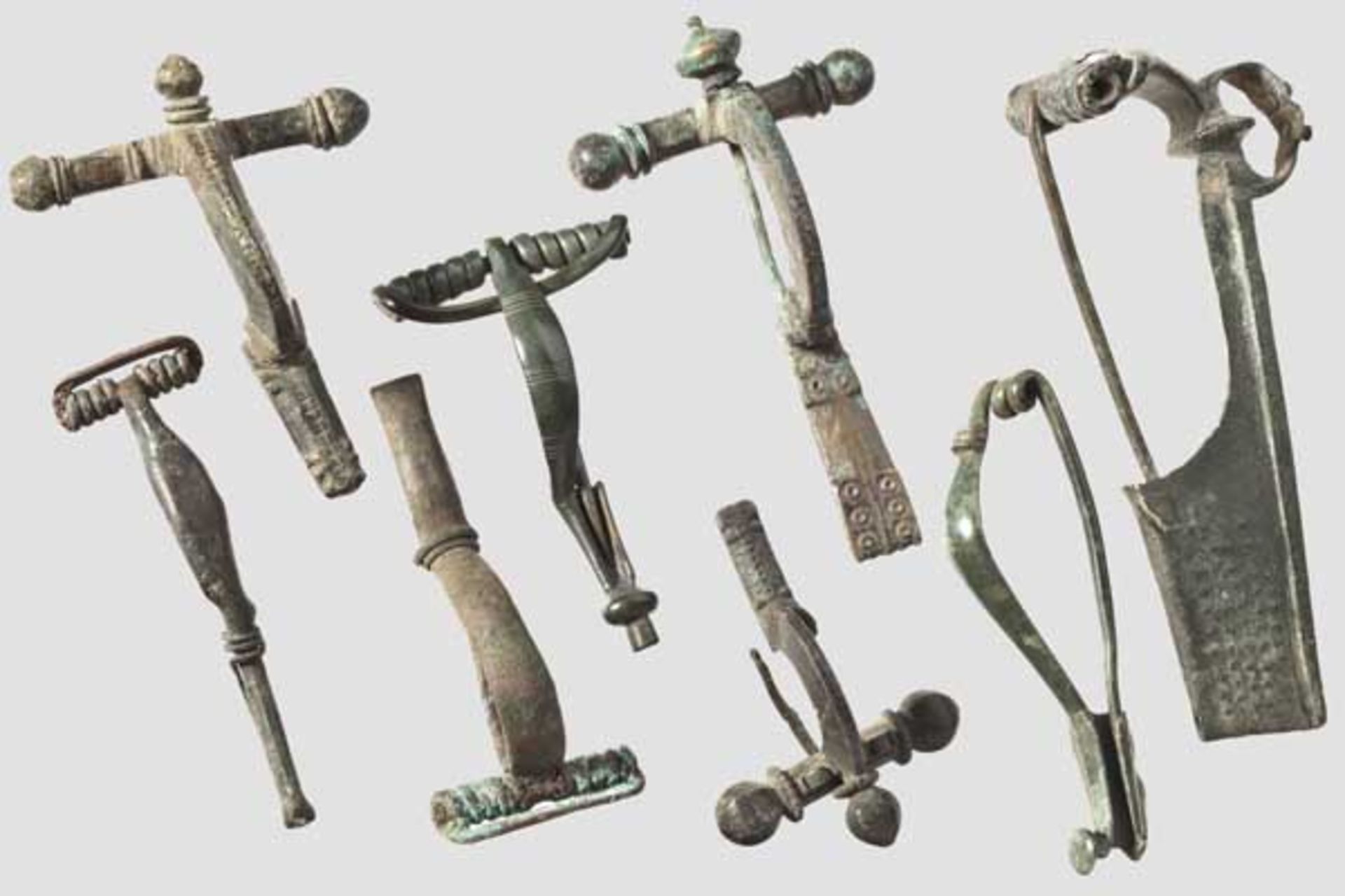 Acht Bronzefibeln, 5. Jhdt. v. - 4. Jhdt. n. Chr.   Zwei späthallstattzeitliche Bronzefibeln, 5.