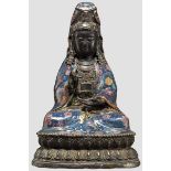 Bronze der Guanyin Kwan Yin mit emailliertem Dekor, China, 19. Jhdt.   Vollplastische Figur der