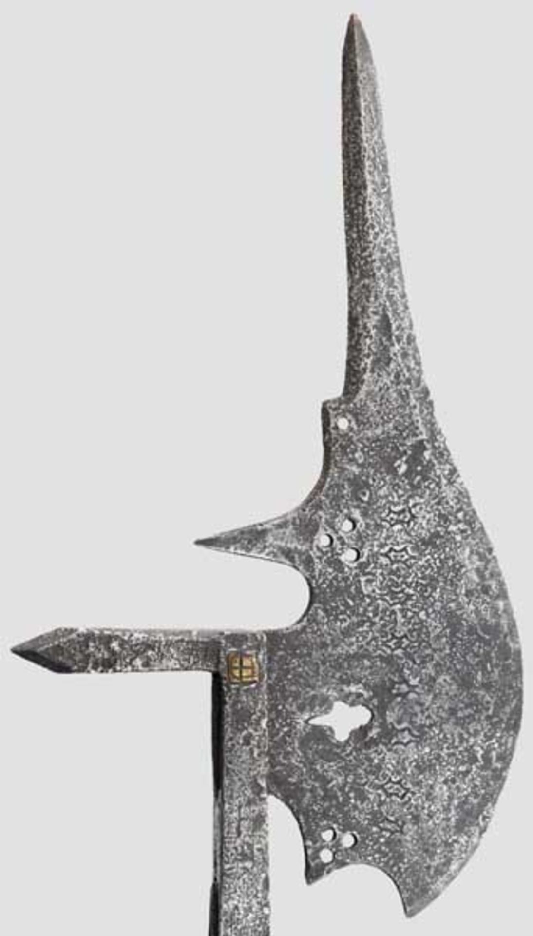 Spätgotische Helmbarte, süddeutsch um 1500   Leicht geschwungenes Blatt mit kräftiger, beidseitig - Bild 4 aus 4