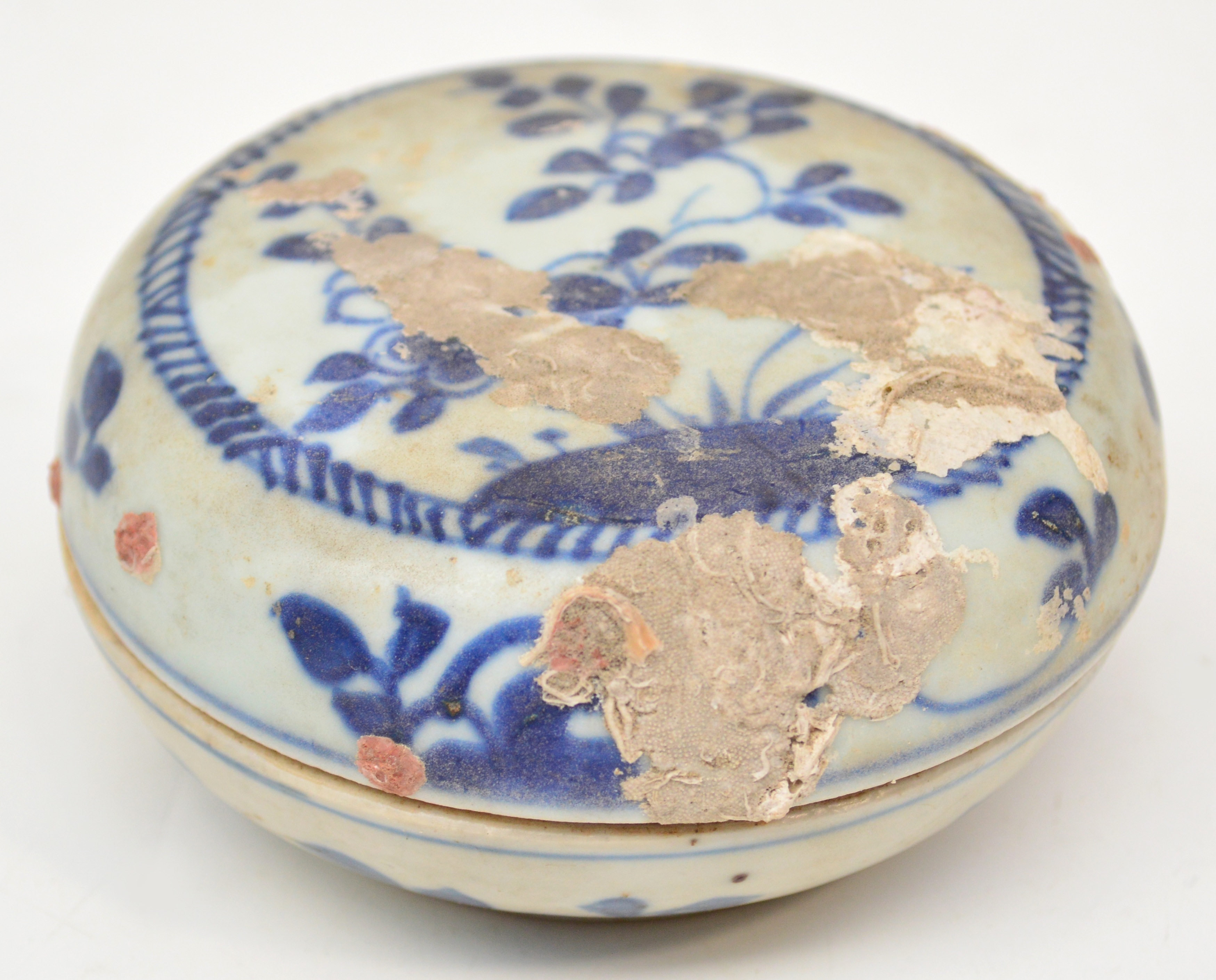 An 18th century Chinese porcelain circular box and cover painted in underglaze blue with floral