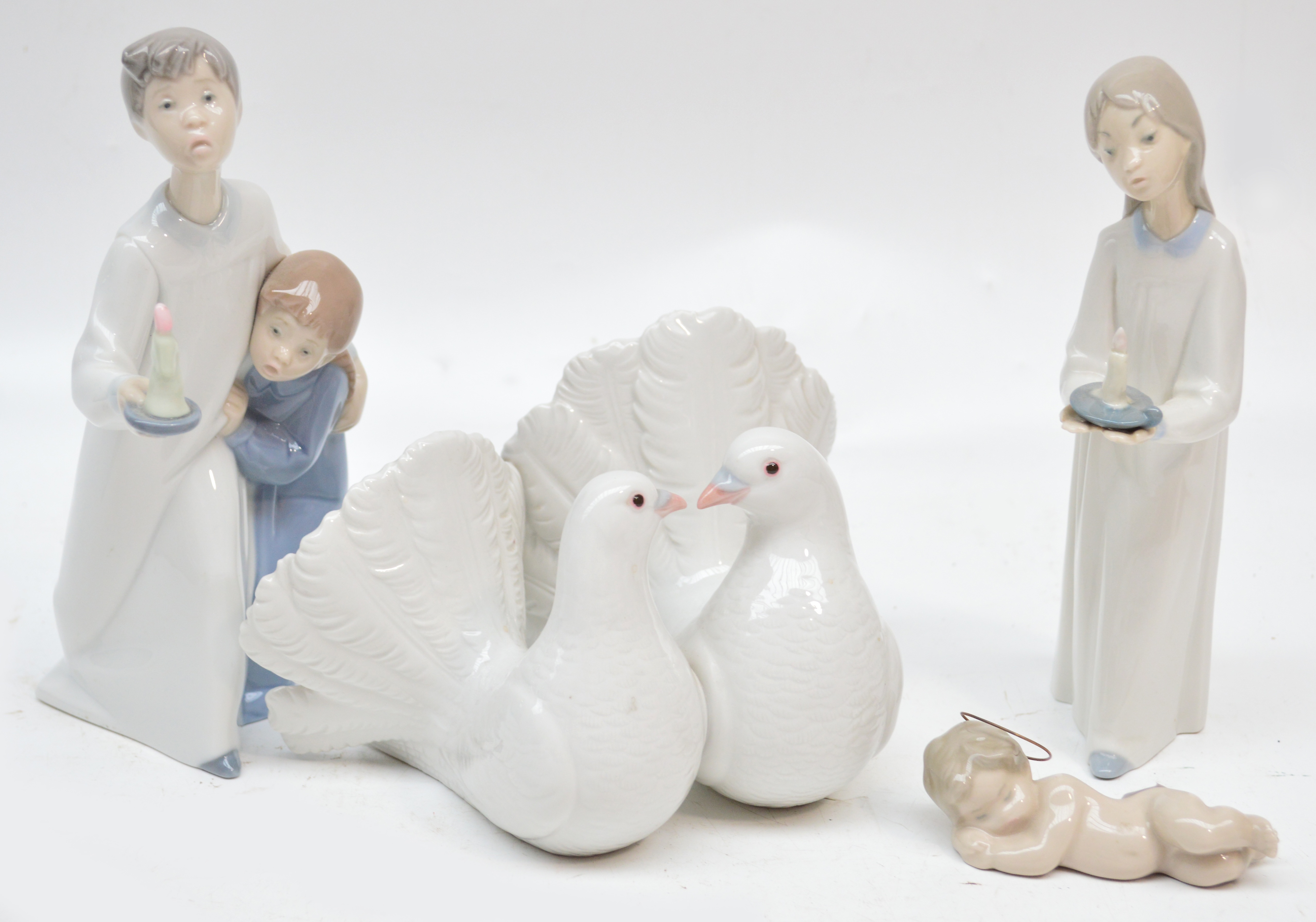 Four Royal Doulton figurines, pair of turtle doves no.1169, a recumbent young child and two children