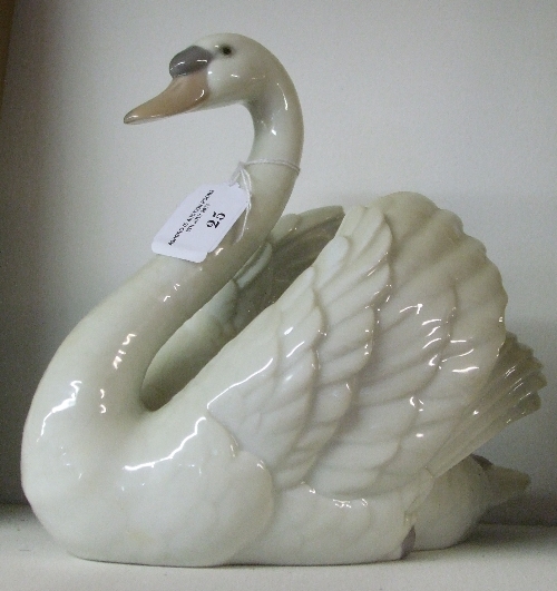 A Large Lladro Porcelain Swan, approx 18cm tall.