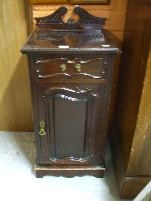 An Edwardian Mahogany Bedside Cupboard.