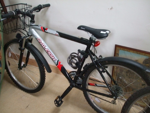 A Gents Raleigh Bicycle, along with lock and key.