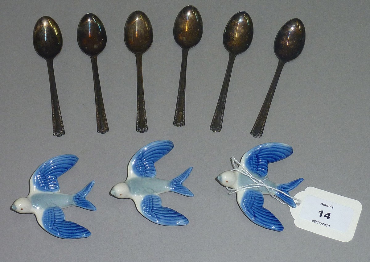 Boxed set of 3 small Wade bird wall plaques, together with a boxed set of 6 decorative teaspoons.