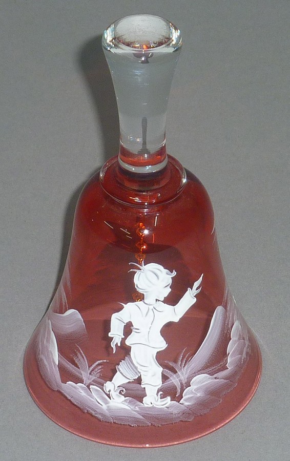 Cranberry glass bell, height 15cm.