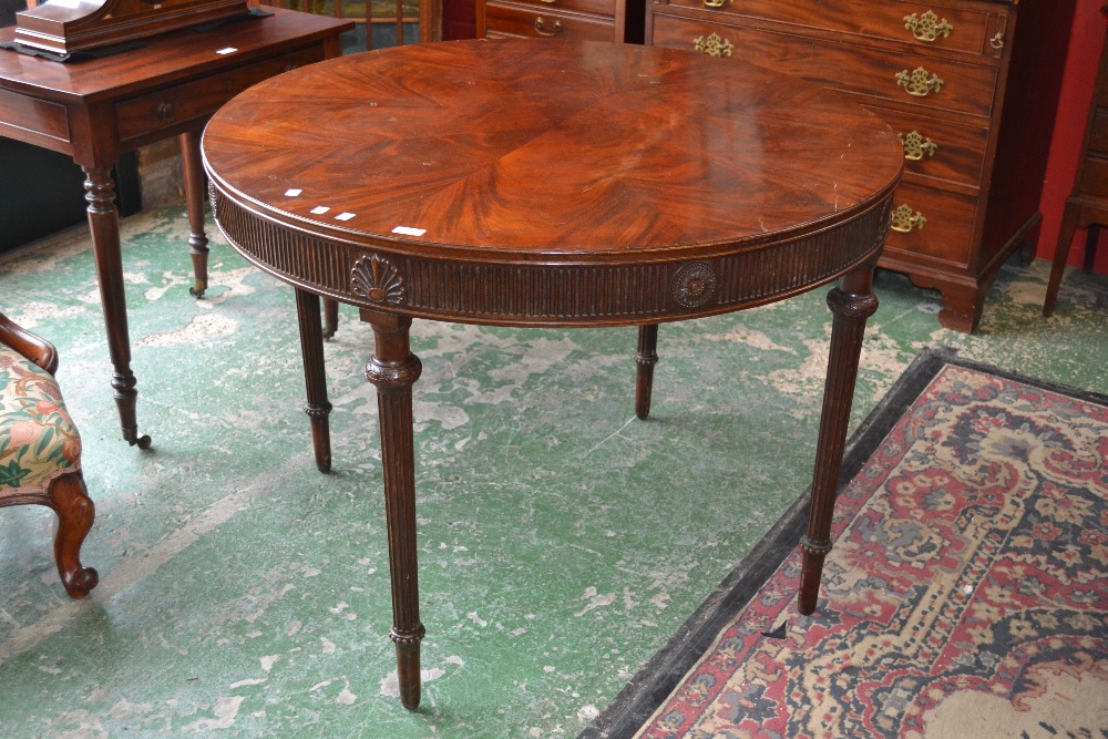 An Edwardian mahogany centre table with reeded legs