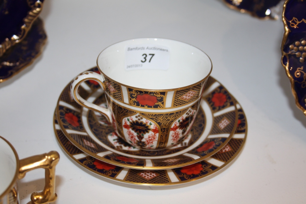 Ceramics- A Royal Crown Derby 1128 pattern trio