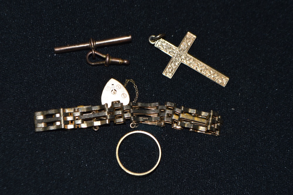 An 18ct. gold ring; *A 9ct. gold gate link bracelet, a 9ct. gold cross pendant, a 9ct. rose gold t-