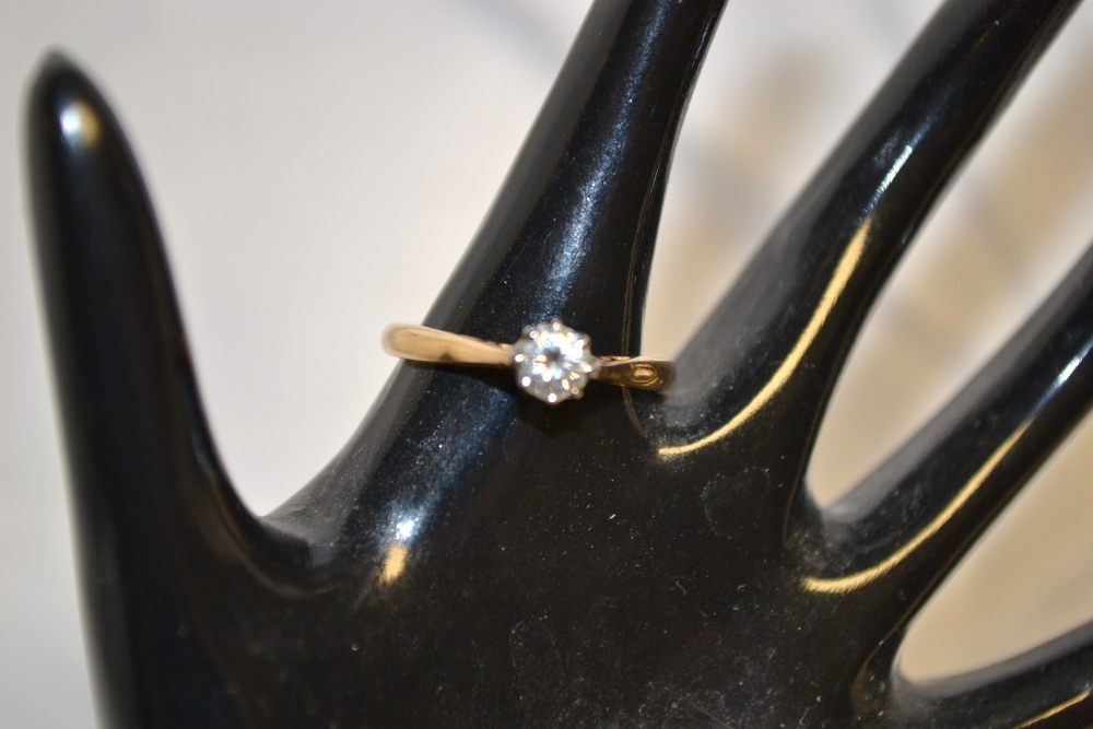 An 18ct gold diamond solitaire ring, 2.2g