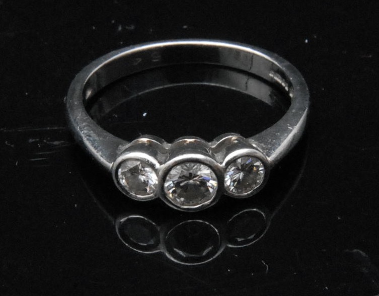 ****Please note amended estimate******* A diamond lady`s three stone ring, the central round