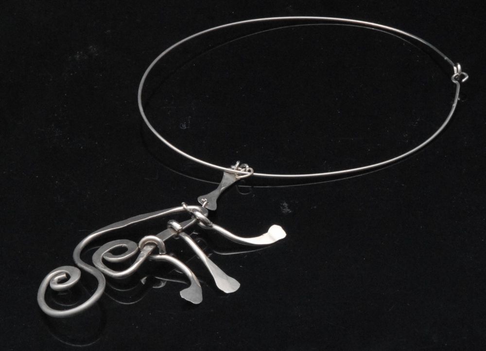 A modern silver hoop necklace, stylised scroll pendant, 12.5cm diam, 24g