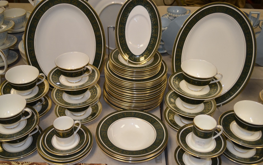 Royal Doulton H4992 `Vanborough` pattern part tea and dinner service, plates, cups, saucers, meat
