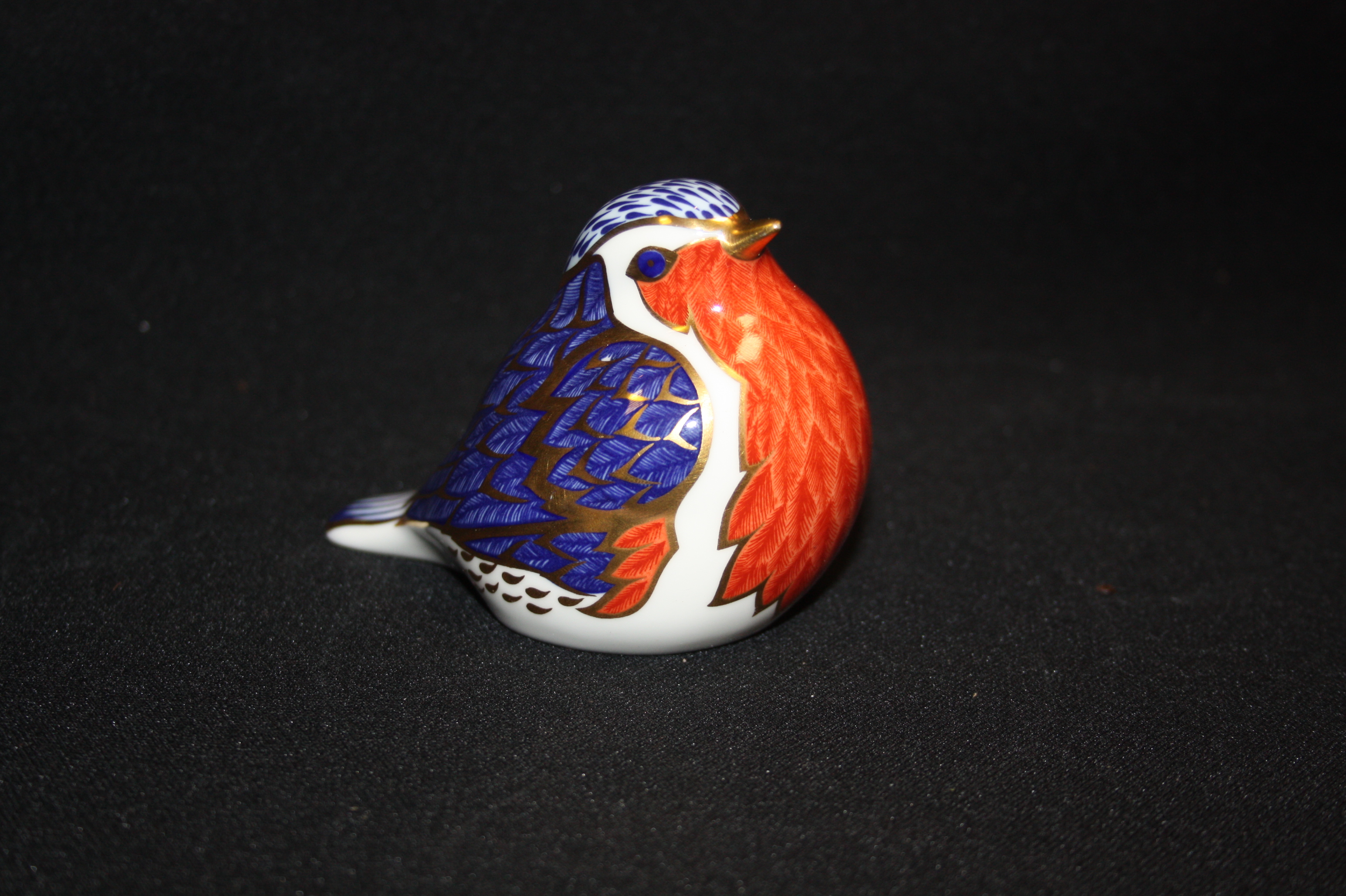 A Royal Crown Derby paperweight,Robin, gold stopper